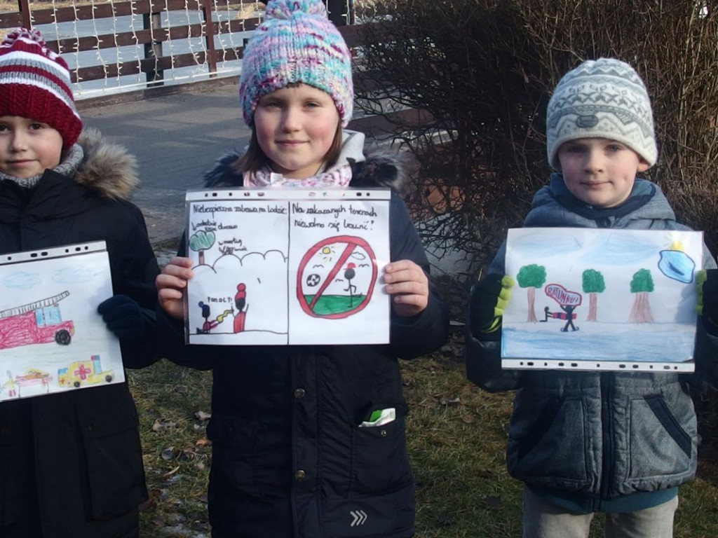 Ratownicy z Kruszwicy pokazali jak pomóc i ratować, gdy pod kimś załamie się lód [GALERIA]