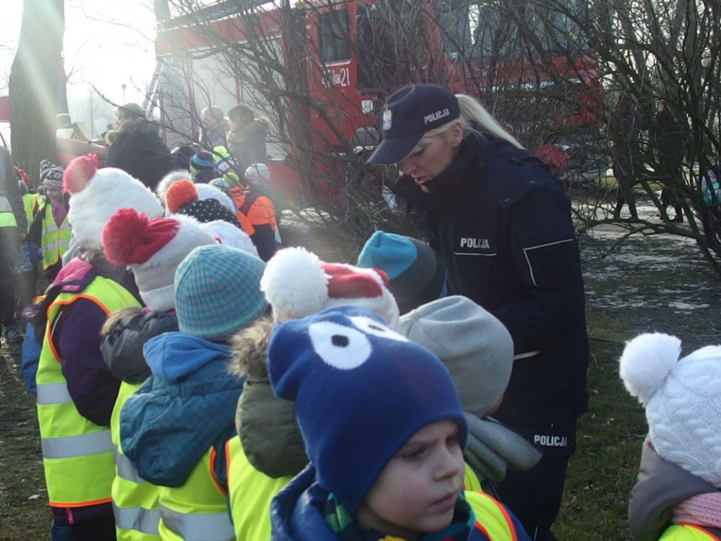 Ratownicy z Kruszwicy pokazali jak pomóc i ratować, gdy pod kimś załamie się lód [GALERIA]