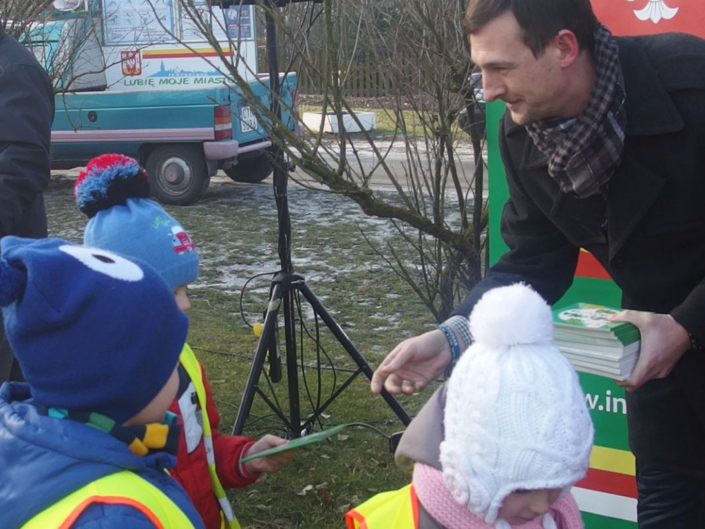 Ratownicy z Kruszwicy pokazali jak pomóc i ratować, gdy pod kimś załamie się lód [GALERIA]