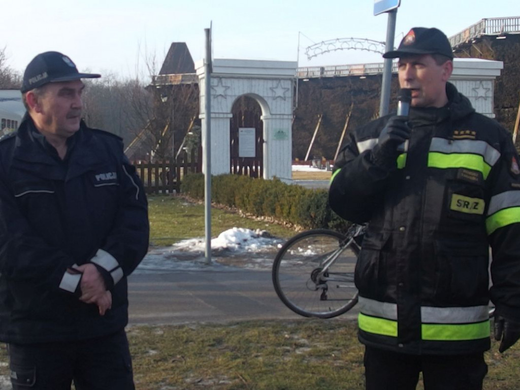 Ratownicy z Kruszwicy pokazali jak pomóc i ratować, gdy pod kimś załamie się lód [GALERIA]
