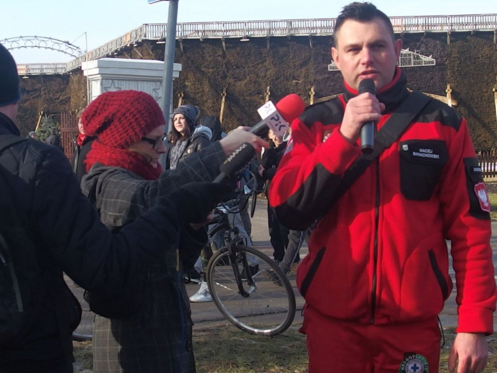 Ratownicy z Kruszwicy pokazali jak pomóc i ratować, gdy pod kimś załamie się lód [GALERIA]
