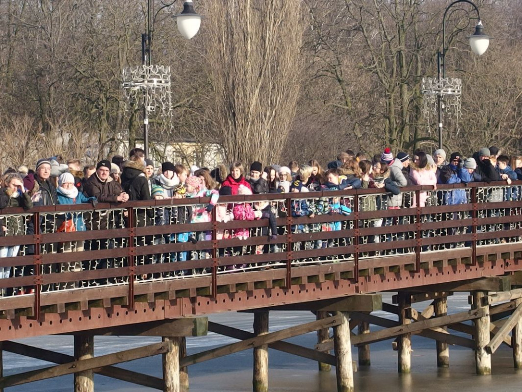 Ratownicy z Kruszwicy pokazali jak pomóc i ratować, gdy pod kimś załamie się lód [GALERIA]