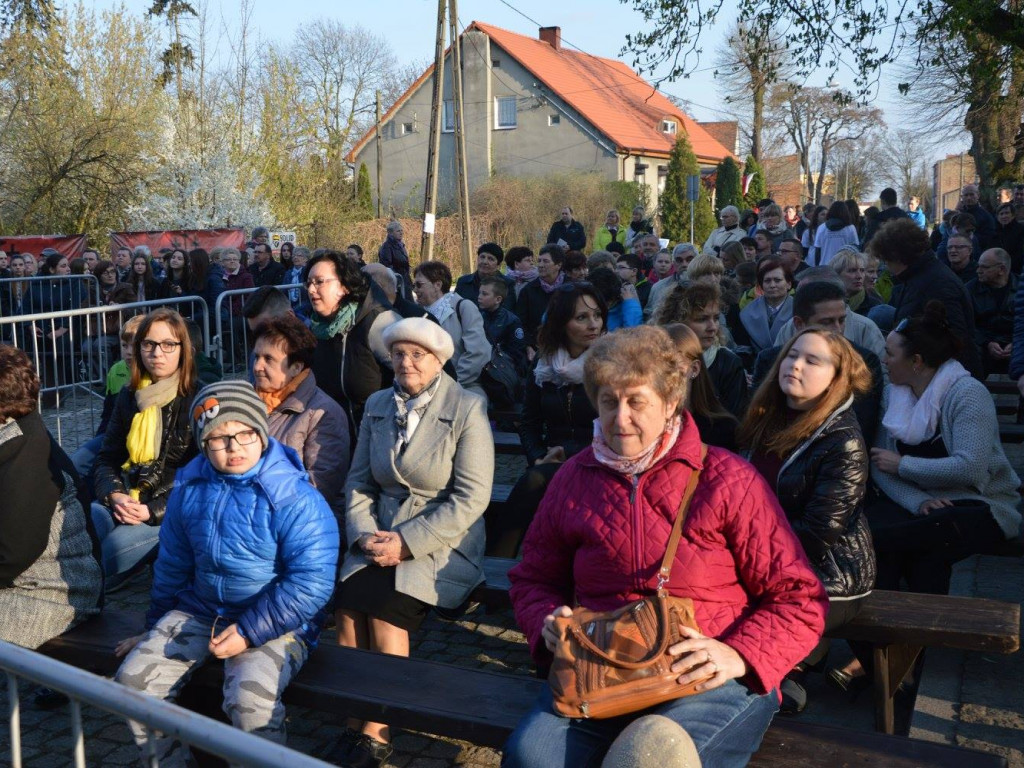 Za nami Kujawskie Misterium Męki Pańskiej. Pod kolegiatą grały i koncertowały lokalne zespoły [GALERIA]