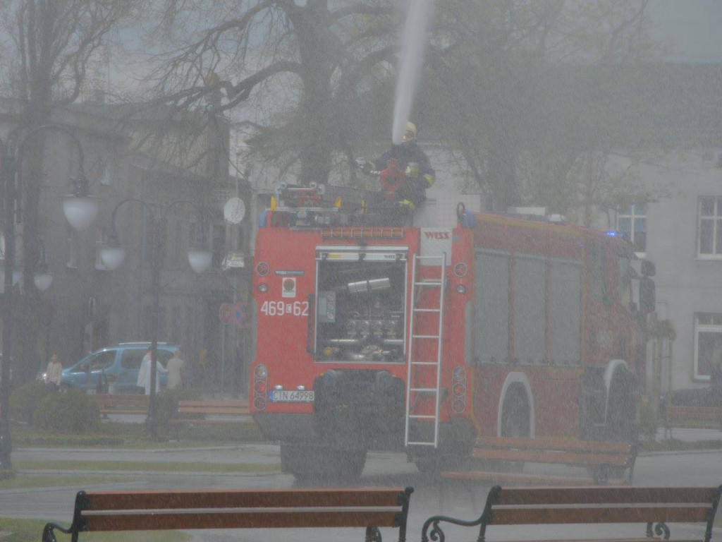 Strażacy podtrzymują wielkanocną tradycję. Na rynku zorganizowano wielki świąteczny dyngus