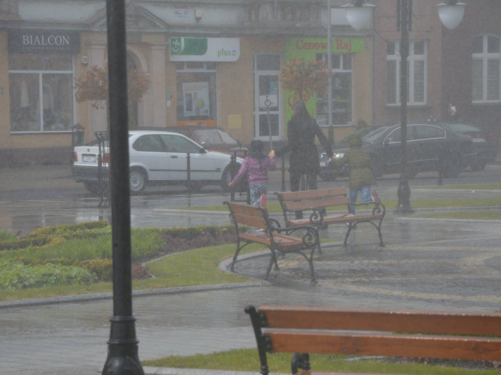 Strażacy podtrzymują wielkanocną tradycję. Na rynku zorganizowano wielki świąteczny dyngus