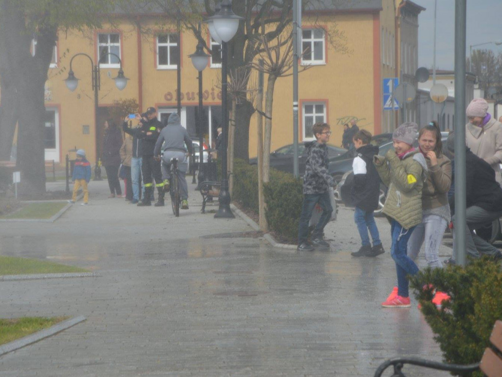 Strażacy podtrzymują wielkanocną tradycję. Na rynku zorganizowano wielki świąteczny dyngus