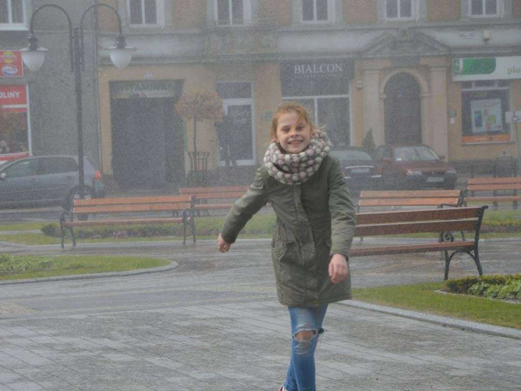 Strażacy podtrzymują wielkanocną tradycję. Na rynku zorganizowano wielki świąteczny dyngus