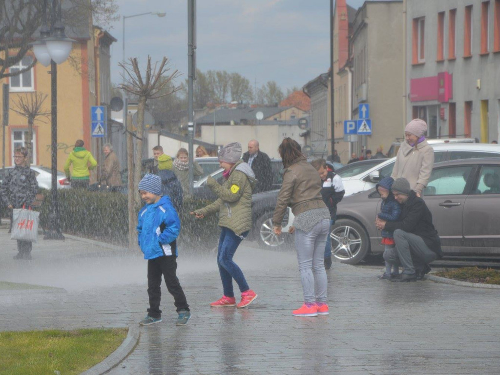 Strażacy podtrzymują wielkanocną tradycję. Na rynku zorganizowano wielki świąteczny dyngus