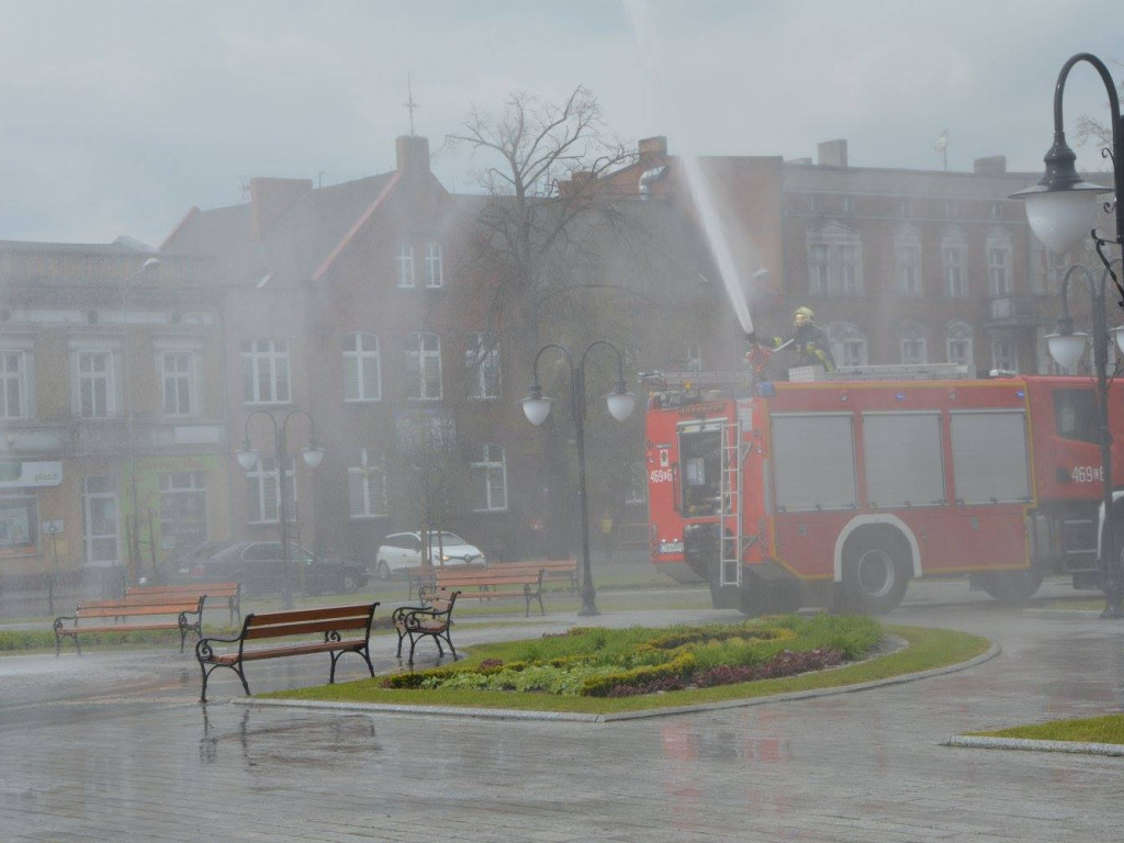 Strażacy podtrzymują wielkanocną tradycję. Na rynku zorganizowano wielki świąteczny dyngus