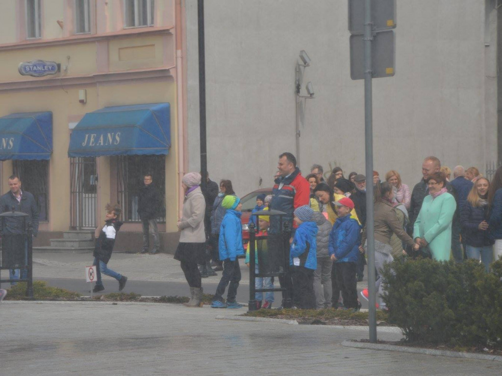 Strażacy podtrzymują wielkanocną tradycję. Na rynku zorganizowano wielki świąteczny dyngus
