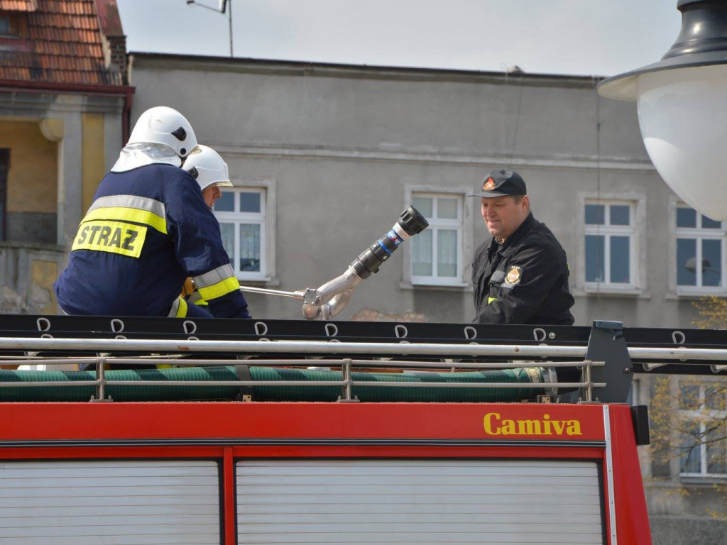 Strażacy podtrzymują wielkanocną tradycję. Na rynku zorganizowano wielki świąteczny dyngus