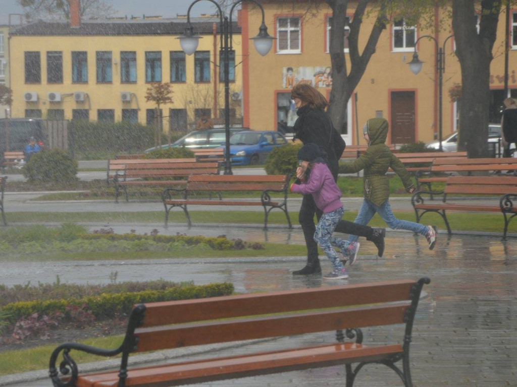 Strażacy podtrzymują wielkanocną tradycję. Na rynku zorganizowano wielki świąteczny dyngus