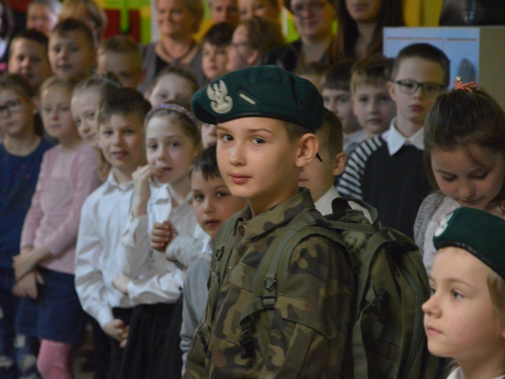 Zobacz jak podczas konkursu pieśni patriotycznej zaprezentowali się uczniowie klas mundurowych FOTO]