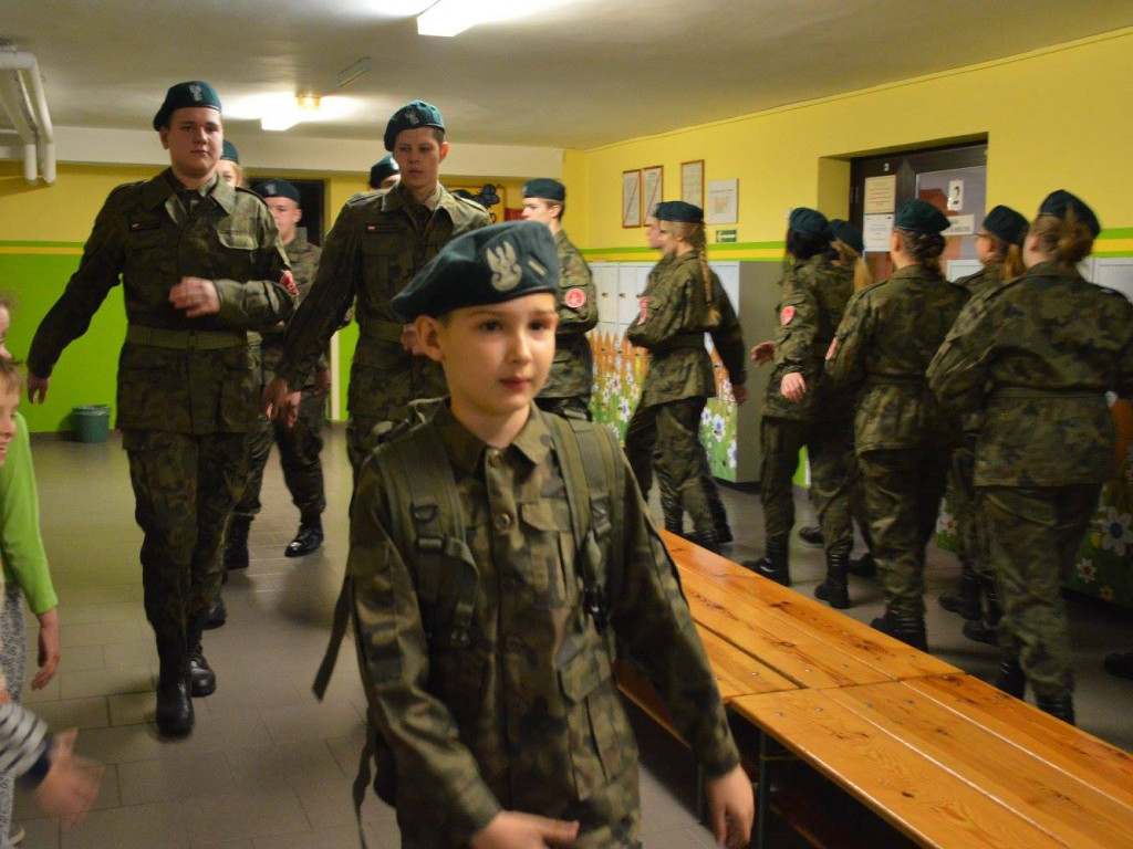 Zobacz jak podczas konkursu pieśni patriotycznej zaprezentowali się uczniowie klas mundurowych FOTO]