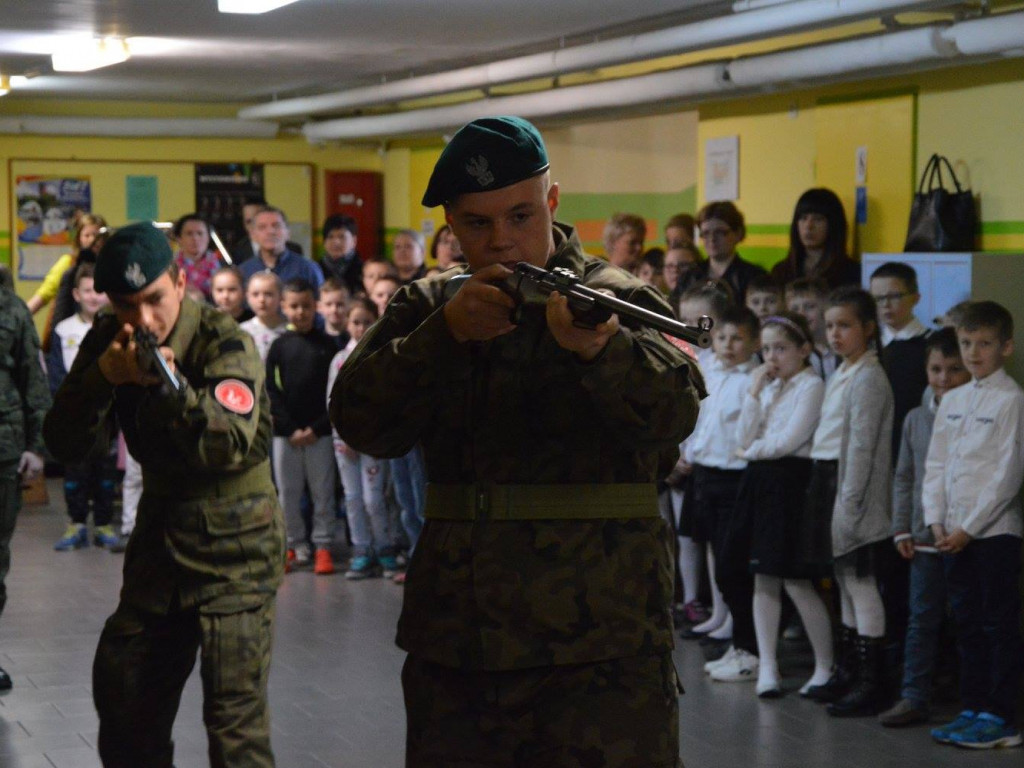 Zobacz jak podczas konkursu pieśni patriotycznej zaprezentowali się uczniowie klas mundurowych FOTO]