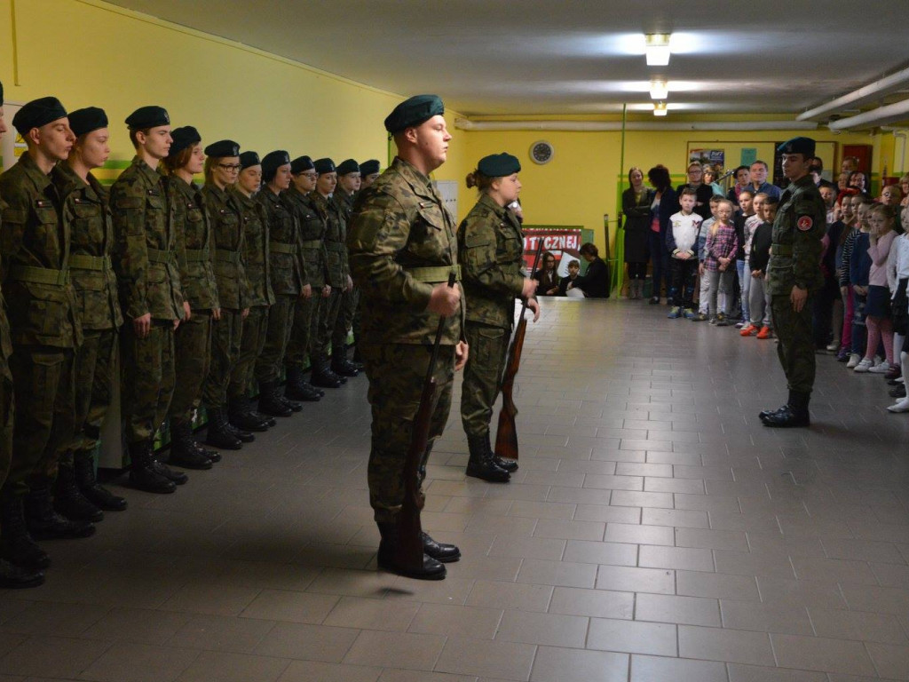 Zobacz jak podczas konkursu pieśni patriotycznej zaprezentowali się uczniowie klas mundurowych FOTO]