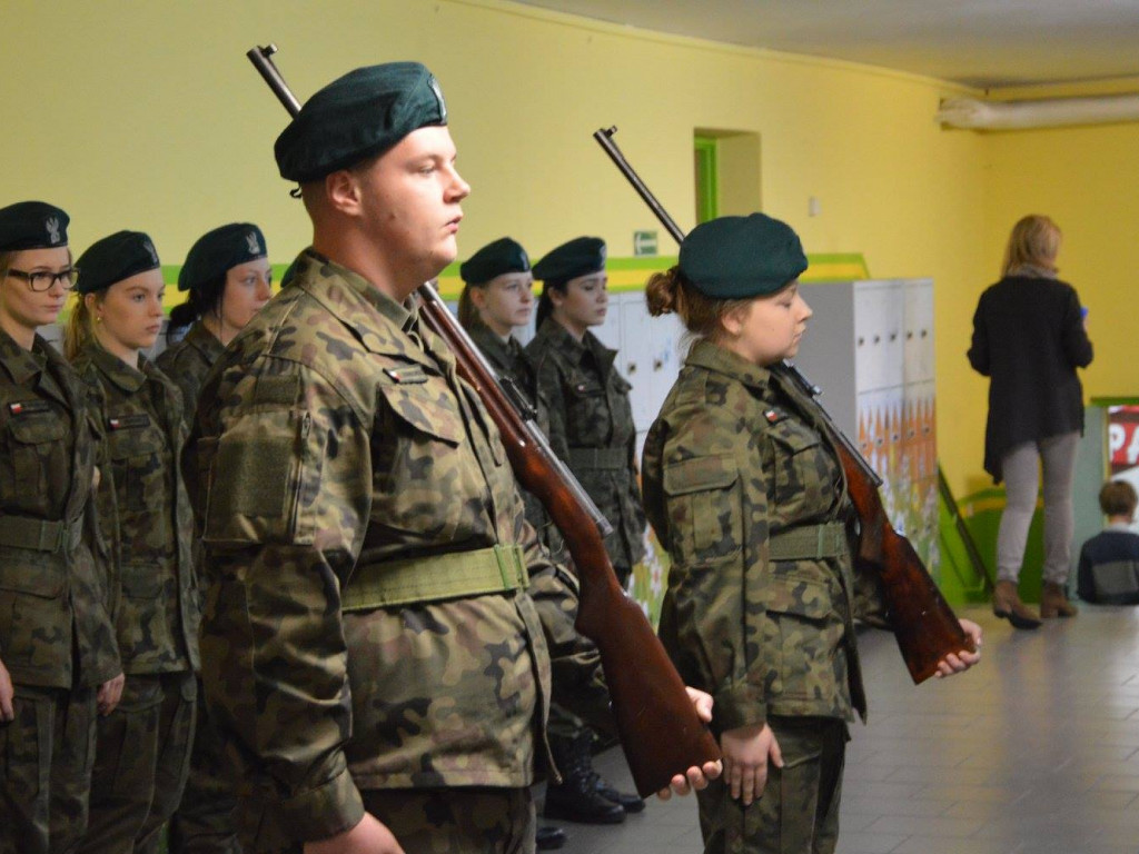 Zobacz jak podczas konkursu pieśni patriotycznej zaprezentowali się uczniowie klas mundurowych FOTO]