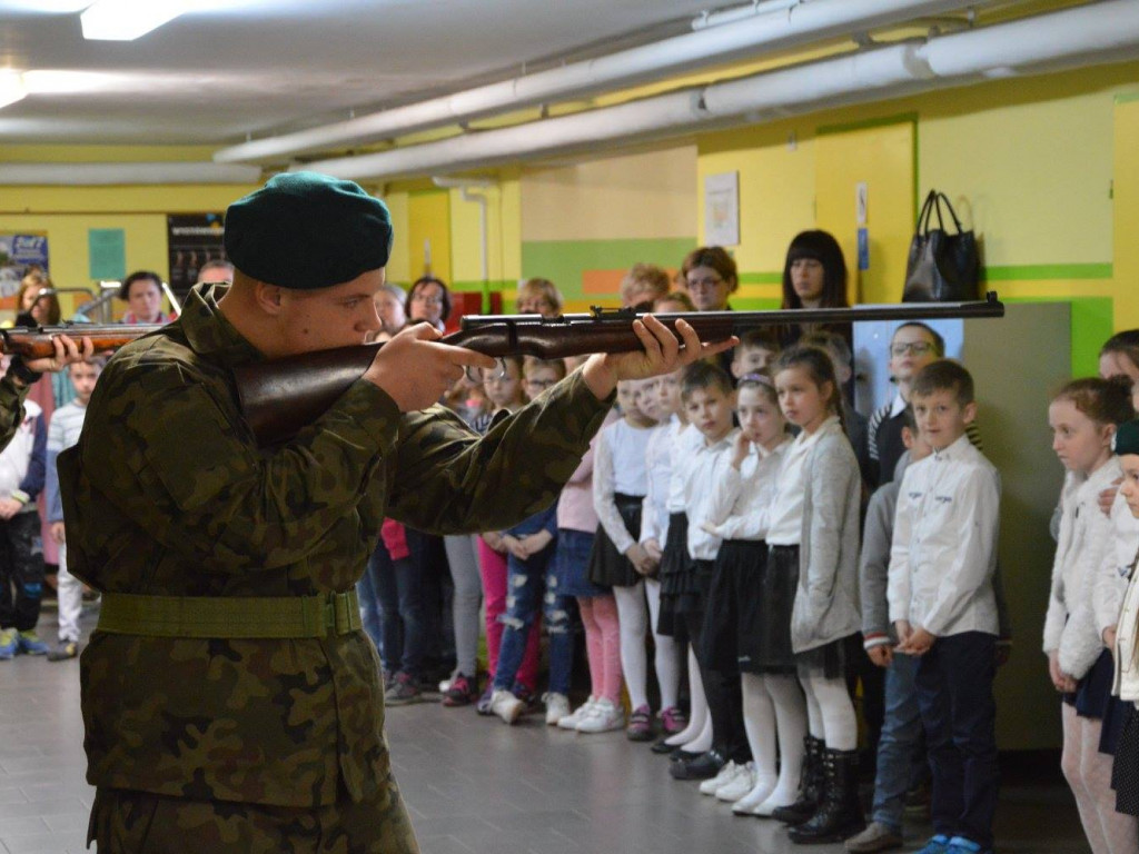 Zobacz jak podczas konkursu pieśni patriotycznej zaprezentowali się uczniowie klas mundurowych FOTO]