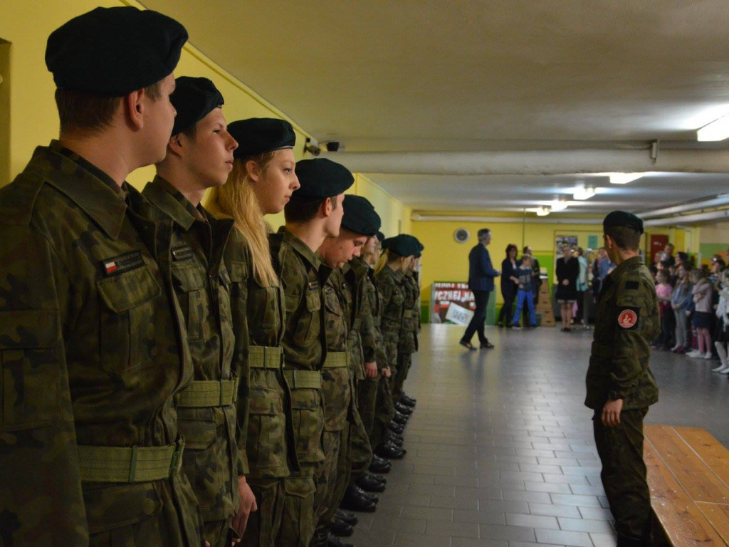 Zobacz jak podczas konkursu pieśni patriotycznej zaprezentowali się uczniowie klas mundurowych FOTO]