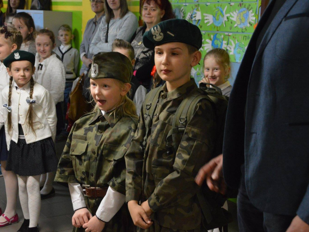 Zobacz jak podczas konkursu pieśni patriotycznej zaprezentowali się uczniowie klas mundurowych FOTO]