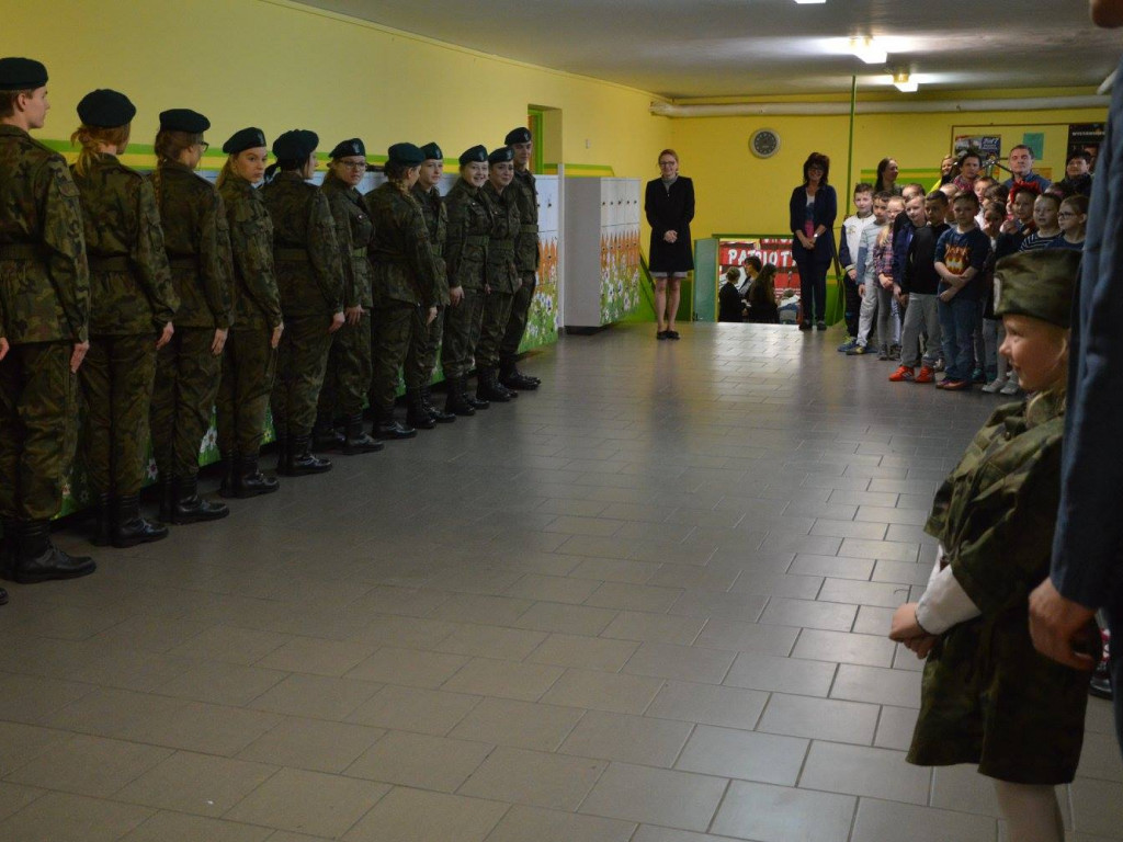 Zobacz jak podczas konkursu pieśni patriotycznej zaprezentowali się uczniowie klas mundurowych FOTO]