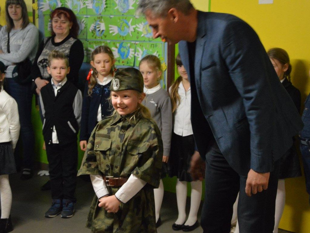 Zobacz jak podczas konkursu pieśni patriotycznej zaprezentowali się uczniowie klas mundurowych FOTO]