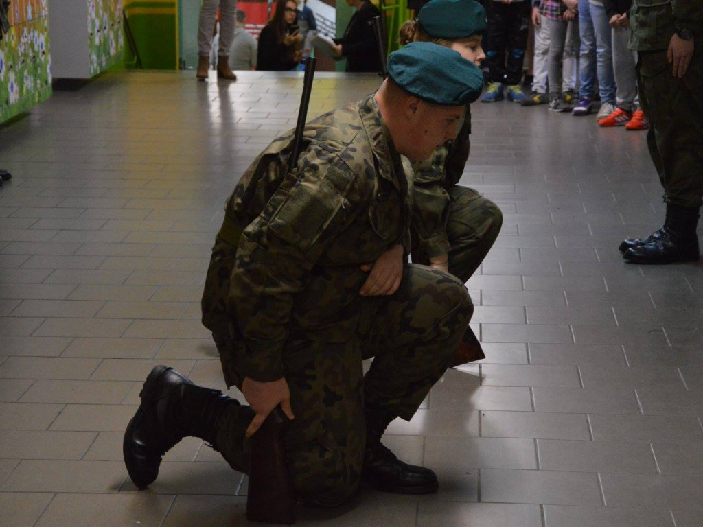 Zobacz jak podczas konkursu pieśni patriotycznej zaprezentowali się uczniowie klas mundurowych FOTO]