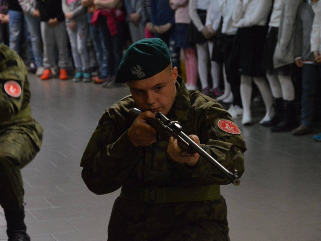 Zobacz jak podczas konkursu pieśni patriotycznej zaprezentowali się uczniowie klas mundurowych FOTO]