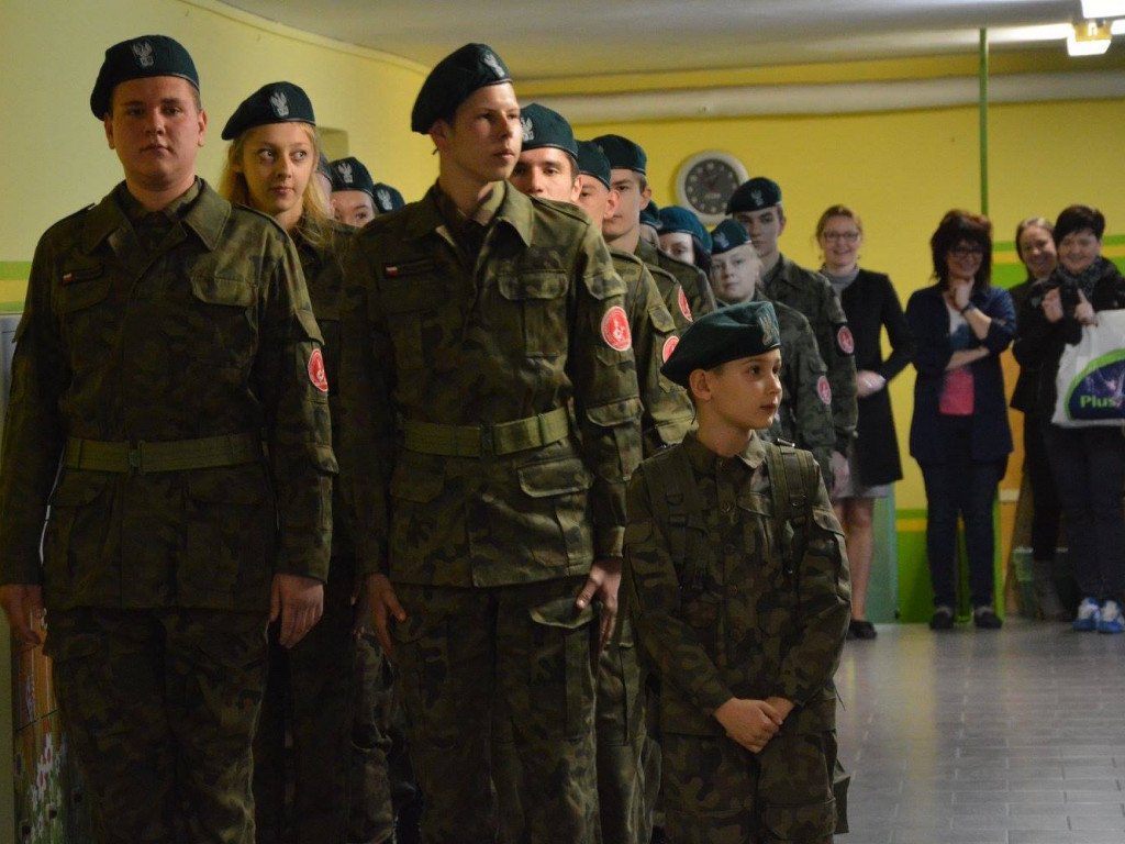 Zobacz jak podczas konkursu pieśni patriotycznej zaprezentowali się uczniowie klas mundurowych FOTO]