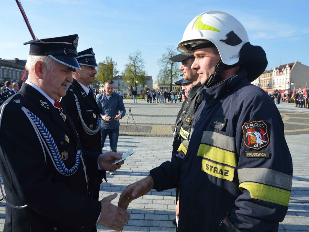 Zasłużeni strażacy odznaczeni. Zobacz zdjęcia z kruszwickiego Capstrzyku [GALERIA]