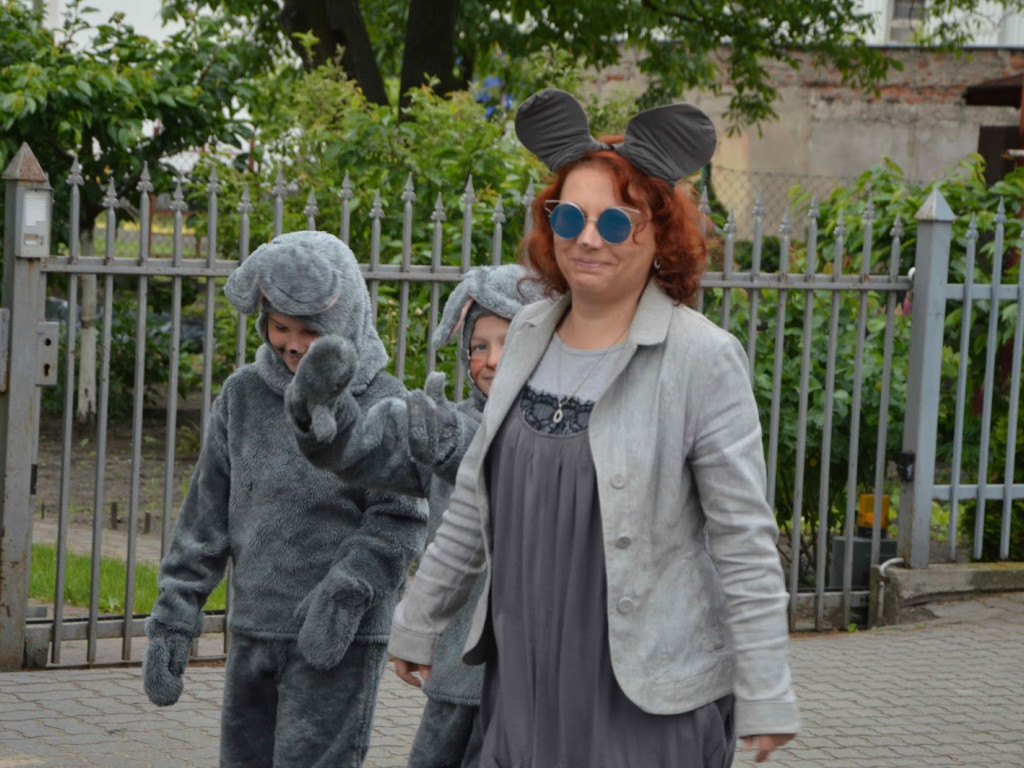 Myszy dostały władzę nad miastem. Parada gryzoni przeszła ulicami miasta