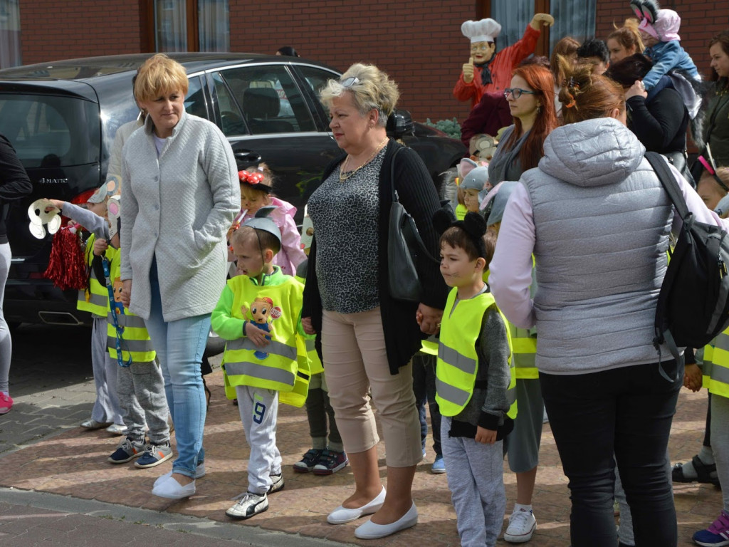 Myszy dostały władzę nad miastem. Parada gryzoni przeszła ulicami miasta