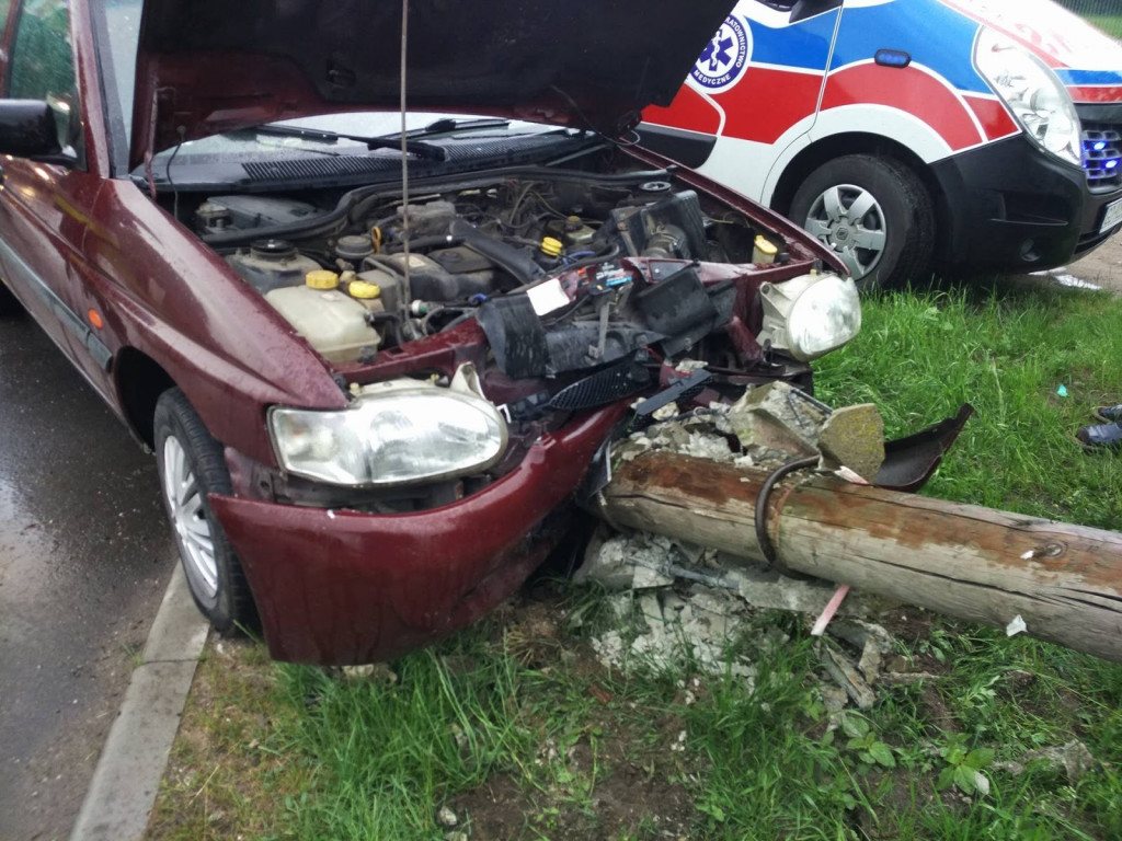Ukośna: Kierowca uderzył w słup z linią telefoniczną [GALERIA]
