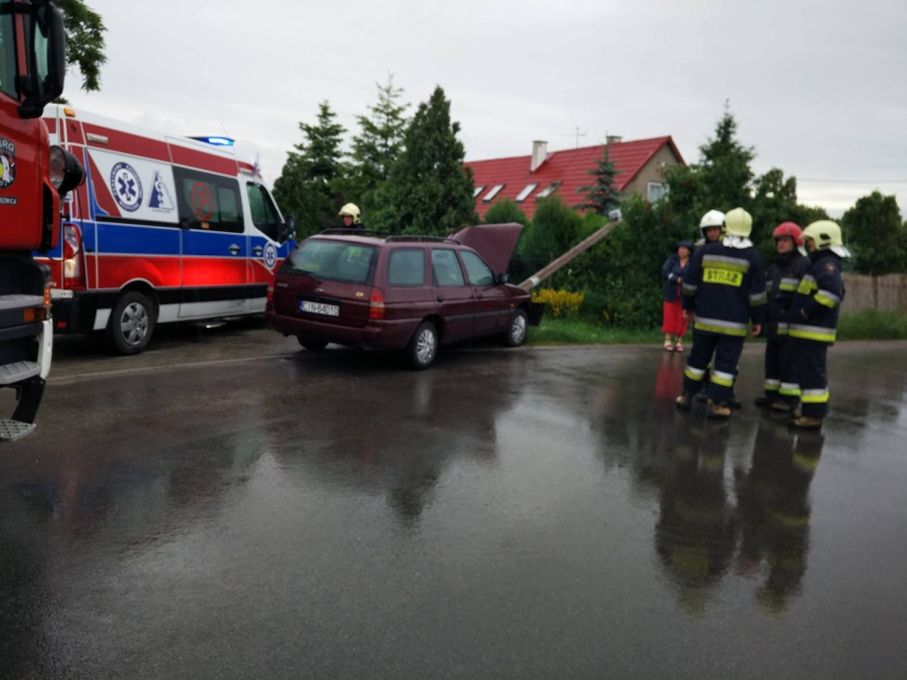 Ukośna: Kierowca uderzył w słup z linią telefoniczną [GALERIA]