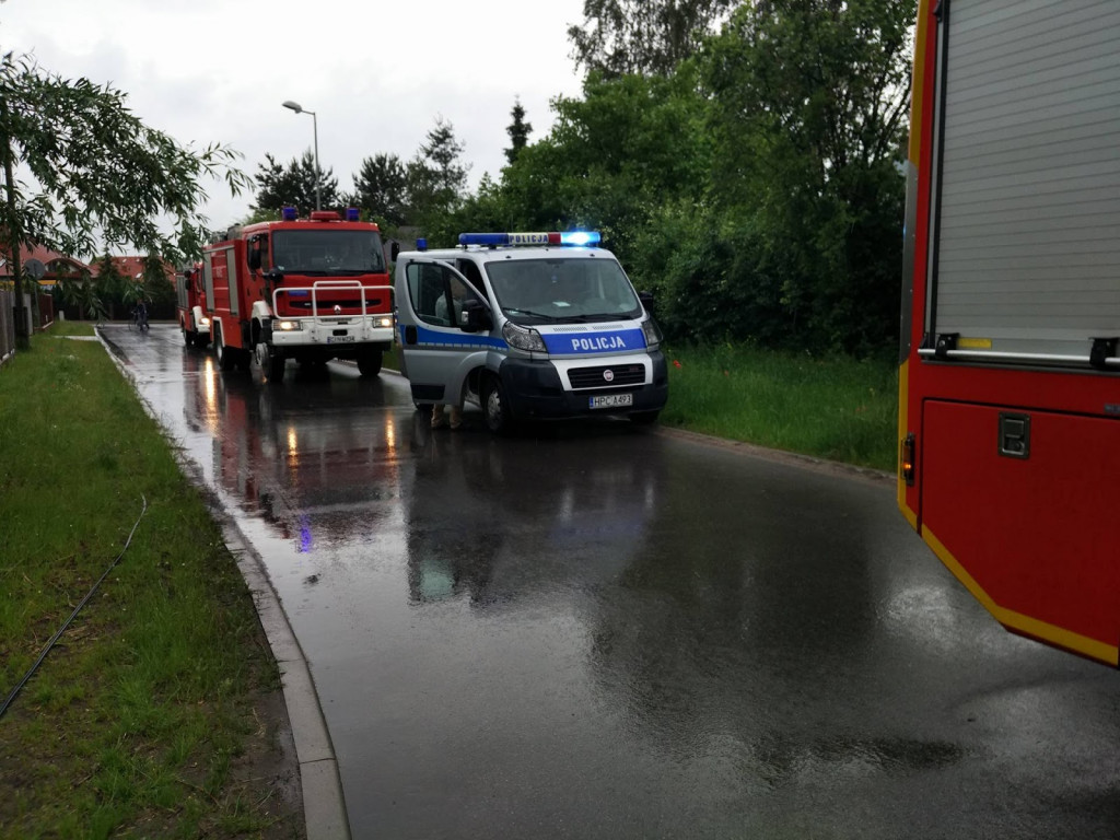 Ukośna: Kierowca uderzył w słup z linią telefoniczną [GALERIA]