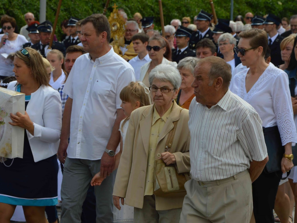 Wielka manifestacja chrześcijańskiej wiary.Tłumy kruszwiczan w procesji Bożego Ciała [GALERIA]