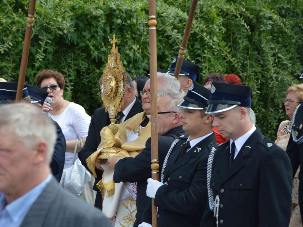 Wielka manifestacja chrześcijańskiej wiary.Tłumy kruszwiczan w procesji Bożego Ciała [GALERIA]