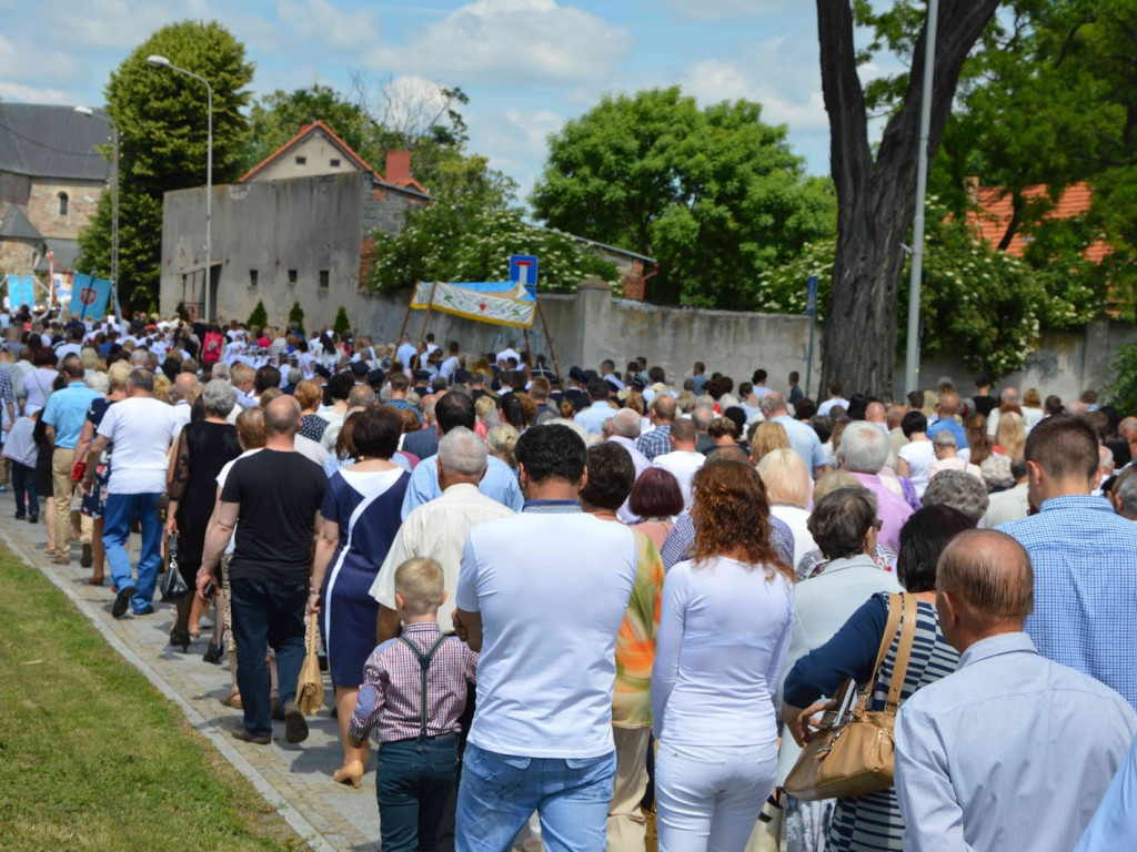 Wielka manifestacja chrześcijańskiej wiary.Tłumy kruszwiczan w procesji Bożego Ciała [GALERIA]