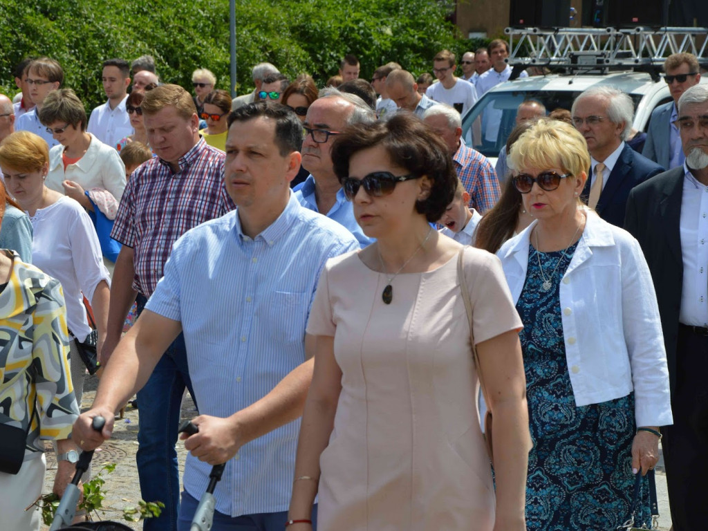 Wielka manifestacja chrześcijańskiej wiary.Tłumy kruszwiczan w procesji Bożego Ciała [GALERIA]