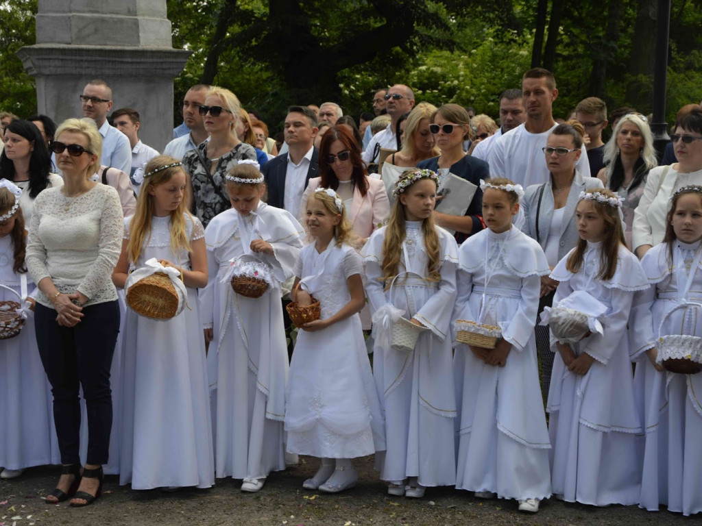 Wielka manifestacja chrześcijańskiej wiary.Tłumy kruszwiczan w procesji Bożego Ciała [GALERIA]