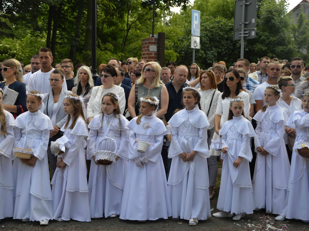 Wielka manifestacja chrześcijańskiej wiary.Tłumy kruszwiczan w procesji Bożego Ciała [GALERIA]