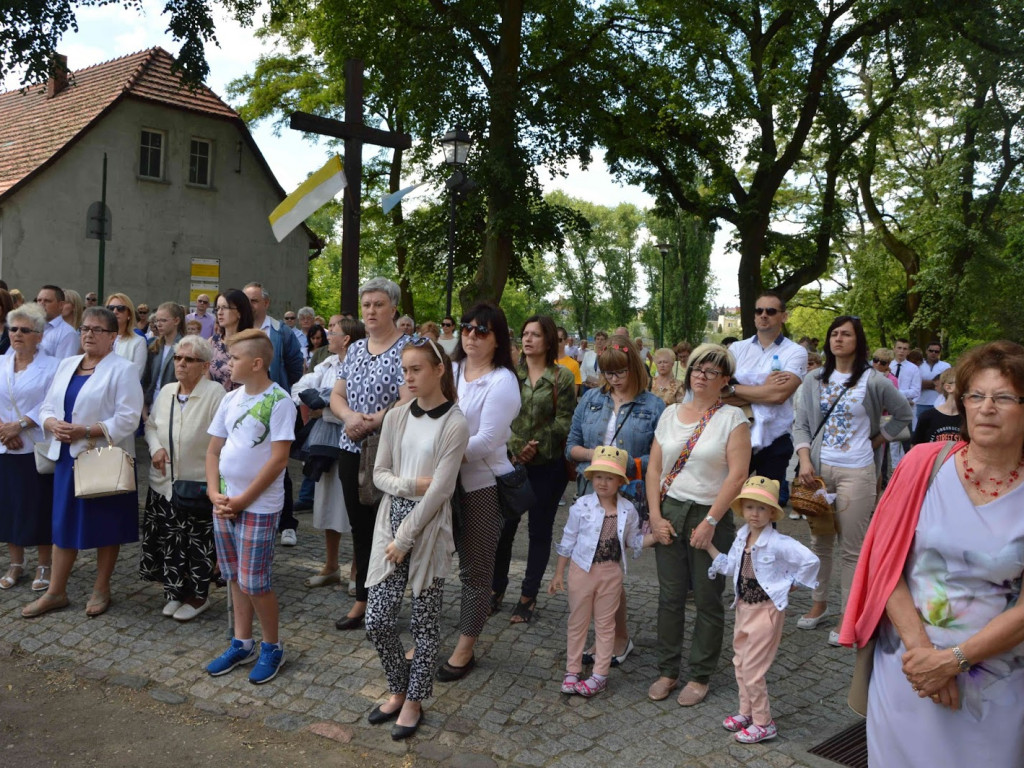 Wielka manifestacja chrześcijańskiej wiary.Tłumy kruszwiczan w procesji Bożego Ciała [GALERIA]
