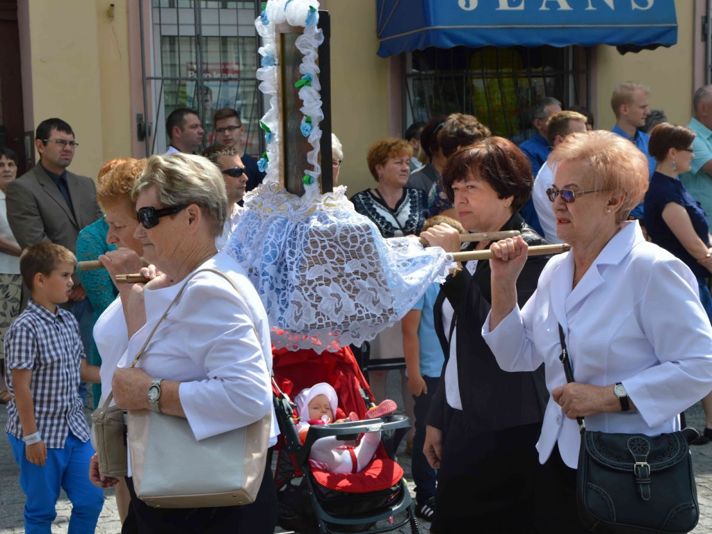 Wielka manifestacja chrześcijańskiej wiary.Tłumy kruszwiczan w procesji Bożego Ciała [GALERIA]