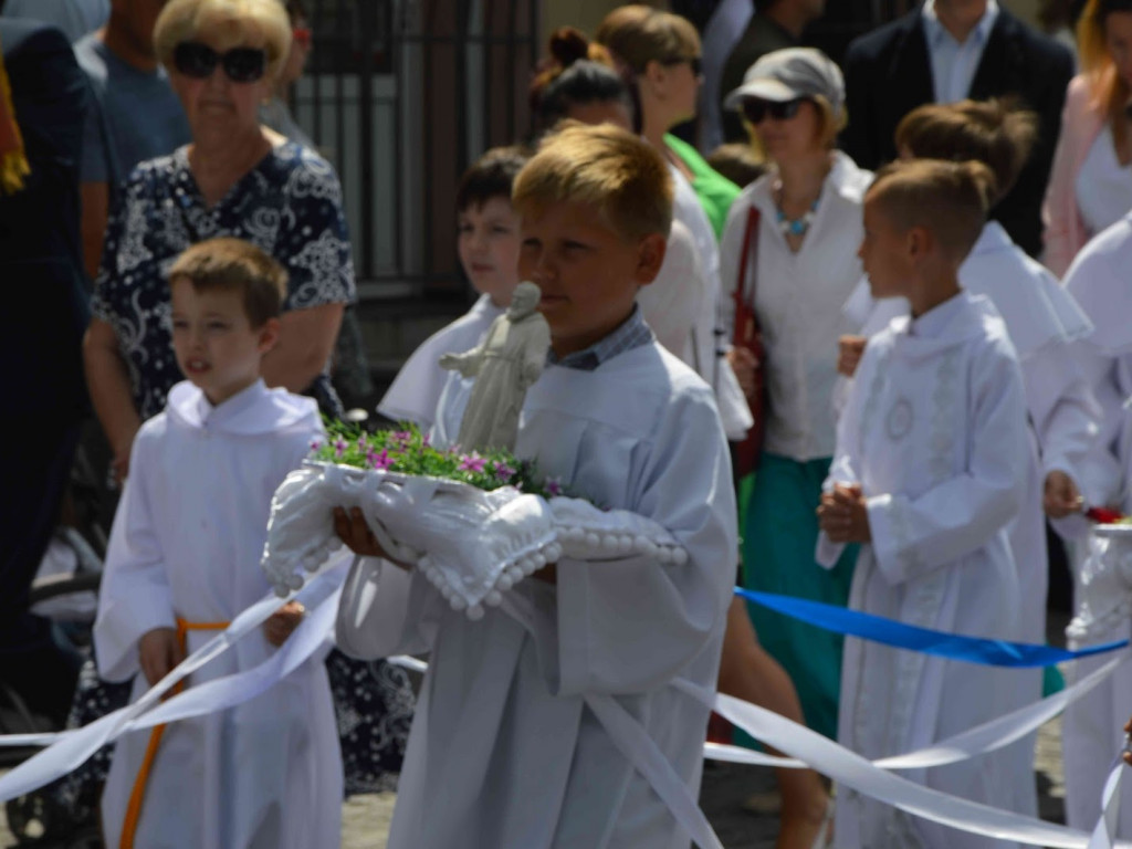 Wielka manifestacja chrześcijańskiej wiary.Tłumy kruszwiczan w procesji Bożego Ciała [GALERIA]