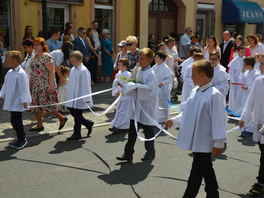 Wielka manifestacja chrześcijańskiej wiary.Tłumy kruszwiczan w procesji Bożego Ciała [GALERIA]