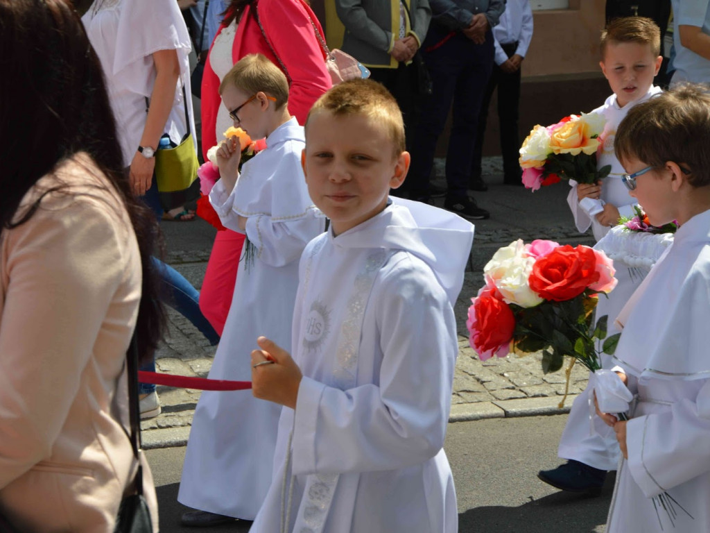 Wielka manifestacja chrześcijańskiej wiary.Tłumy kruszwiczan w procesji Bożego Ciała [GALERIA]