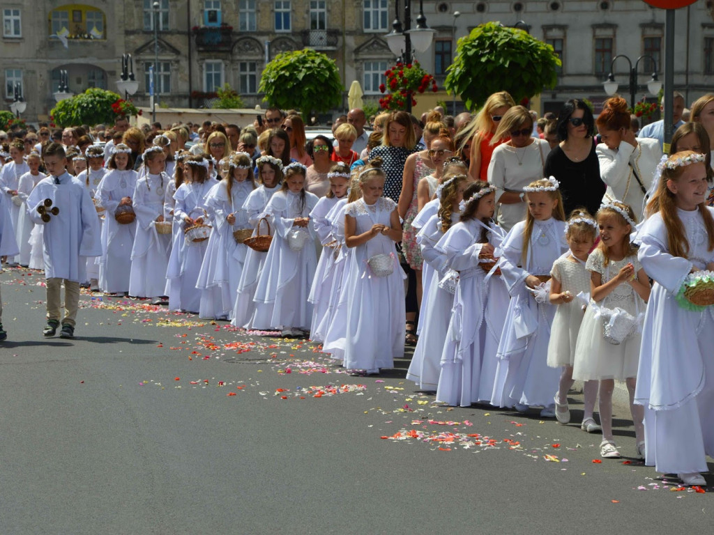 Wielka manifestacja chrześcijańskiej wiary.Tłumy kruszwiczan w procesji Bożego Ciała [GALERIA]