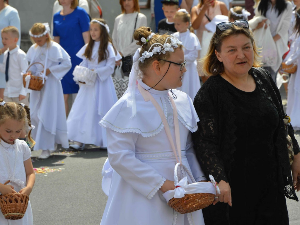 Wielka manifestacja chrześcijańskiej wiary.Tłumy kruszwiczan w procesji Bożego Ciała [GALERIA]