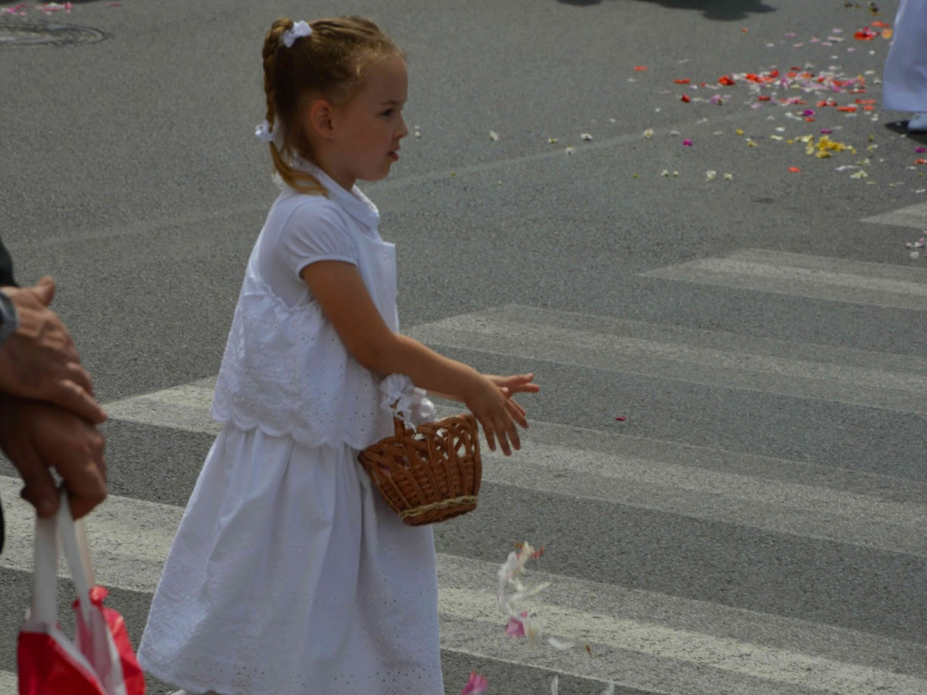 Wielka manifestacja chrześcijańskiej wiary.Tłumy kruszwiczan w procesji Bożego Ciała [GALERIA]