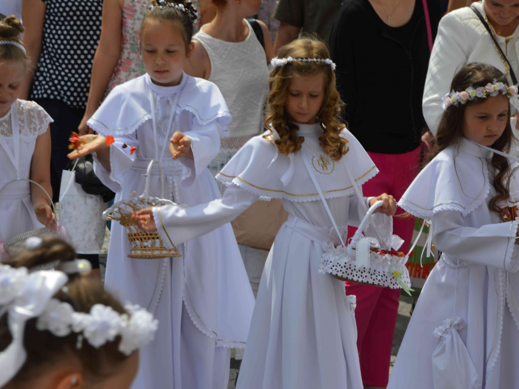 Wielka manifestacja chrześcijańskiej wiary.Tłumy kruszwiczan w procesji Bożego Ciała [GALERIA]